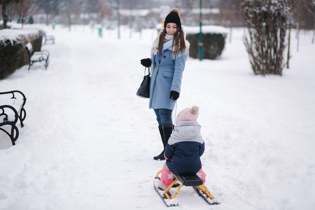 Petite fille appréciant la luge