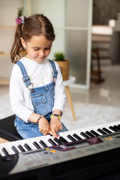 Petite fille apprenant à jouer du piano