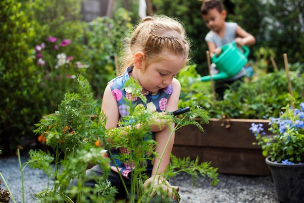 Petite fille apprenant à planter