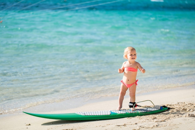 Photo petite fille apprend le surf