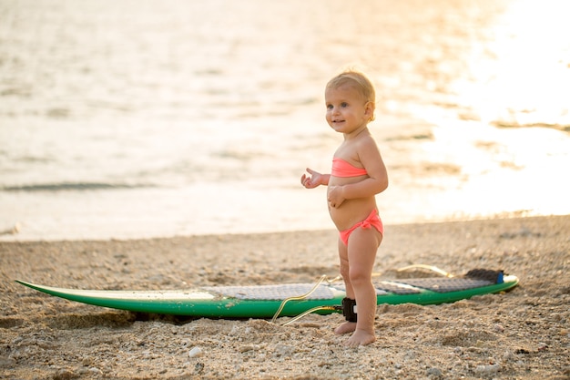 Petite fille apprend le surf