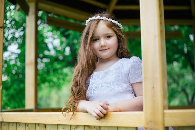 Petite fille arménienne rousse dans le jardin posant pour la caméra et souriant