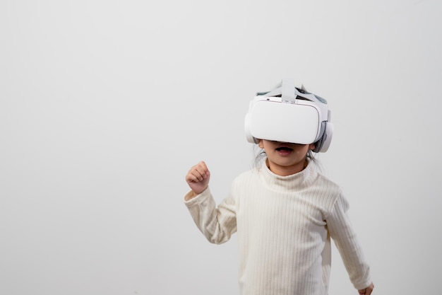 Petite fille asiatique avec casque de réalité virtuelle Technologie d'innovation et concept d'éducation