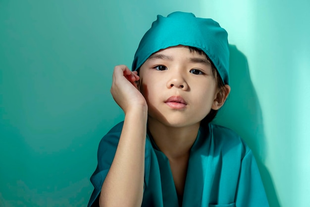 Petite fille asiatique en costume de médecin