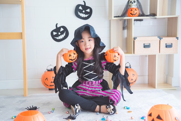 Petite fille asiatique en costume de sorcière