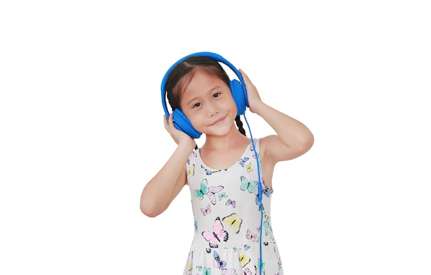 Petite fille asiatique écoutant de la musique au casque sur blanc