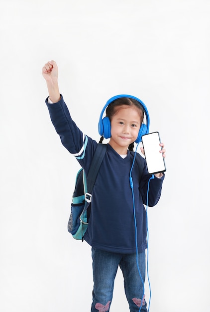 Petite fille asiatique écoutant de la musique au casque