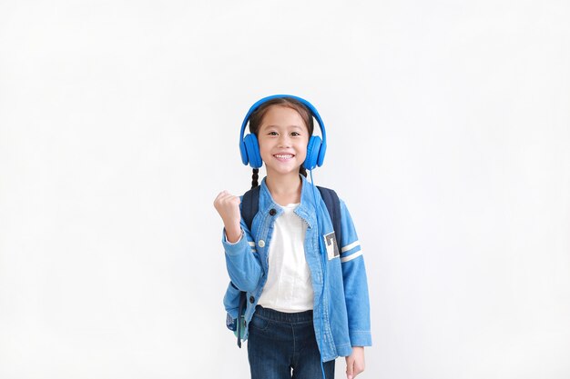 Petite fille asiatique écoutant de la musique au casque