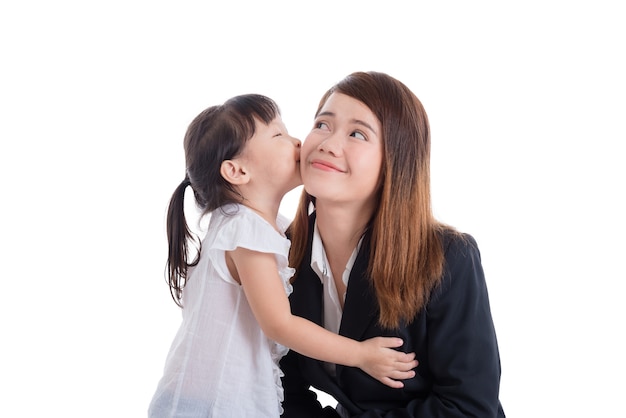 Petite fille asiatique embrasse sa mère sur fond blanc