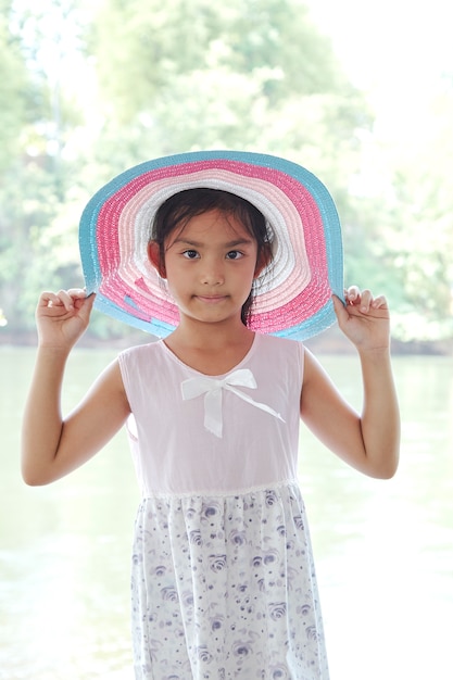 Petite fille asiatique à l&#39;extérieur en chapeau d&#39;été