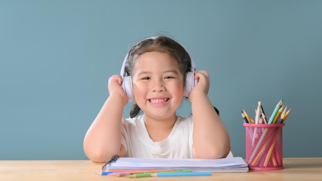 Une petite fille asiatique heureuse qui étudie un cours d'apprentissage en ligne avec un professeur de zoom d'appel vidéo en ligne à la maison. Concept d'enseignement en ligne ou d'enseignement à domicile. Nouvelle normalité.Covid-19 coronavirus.Distanciation sociale.