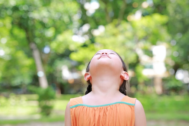 Petite Fille Asiatique Lève Les Yeux Au Ciel