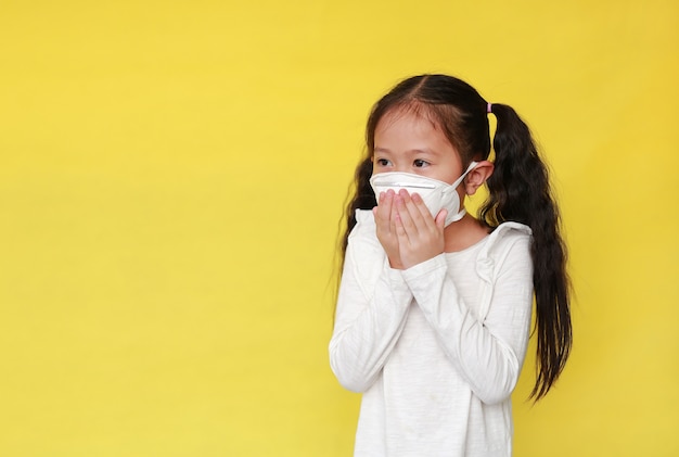 Petite fille asiatique portant un masque de protection