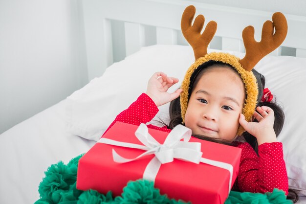 Petite fille asiatique profiter sourire ses cadeaux fête de noël bonne année célébrer