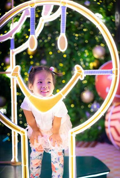 Petite fille asiatique souriante et bokeh fond le jour de Noël