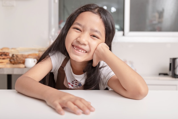 Petite fille asiatique souriante a vu sa dent cassée