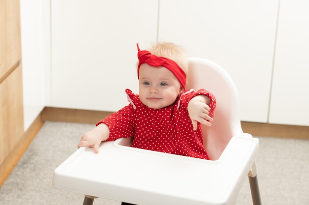 Petite fille assise sur une chaise en attente de repas