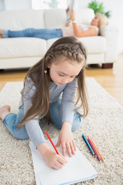 Petite fille assise à l&#39;étage