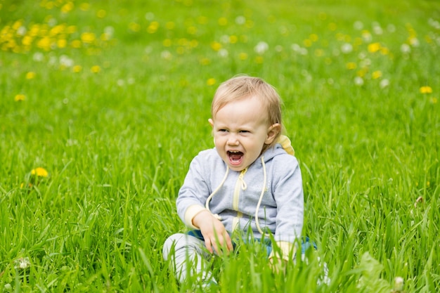 Petite fille assise sur l'herbe verte