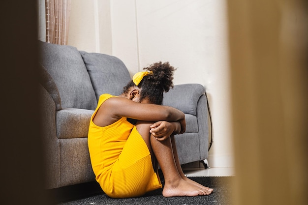 Petite fille assise sous le sol avec anxiété et dépression