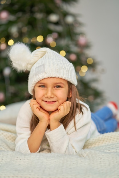 Petite fille en attente de cadeaux de Noël et de vacances