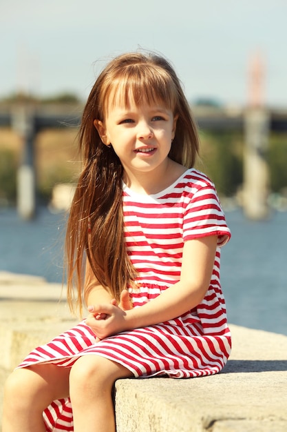 Petite fille au bord de la rivière