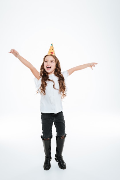 petite fille au chapeau d'anniversaire