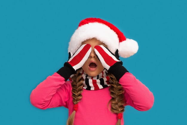 La petite fille au chapeau de Noël posa ses mains sur ses yeux.