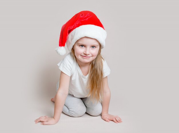 Petite fille au chapeau de père Noël