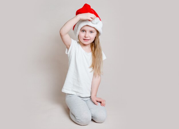 Petite fille au chapeau de père Noël