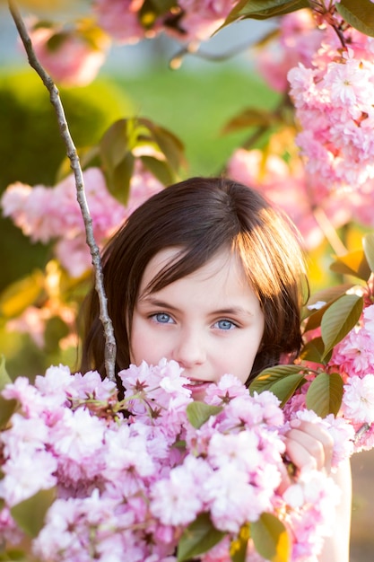 Petite fille au milieu des cerisiers en fleurs