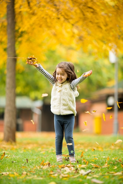 Petite fille au parc d&#39;automne