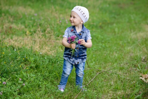 Petite fille au printemps ou en été à l'extérieur