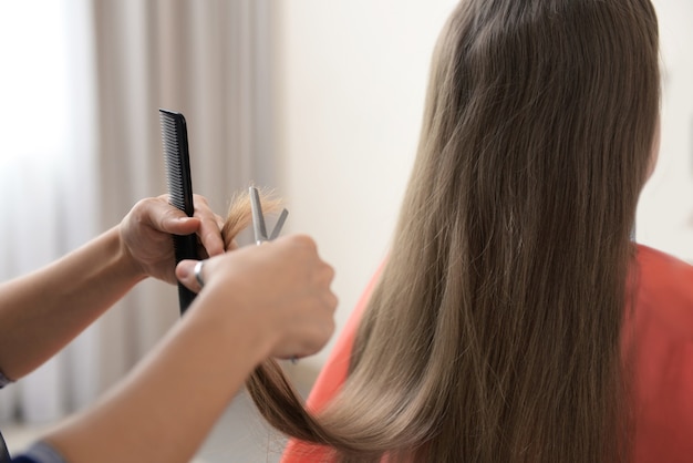 Petite fille au salon de coiffure