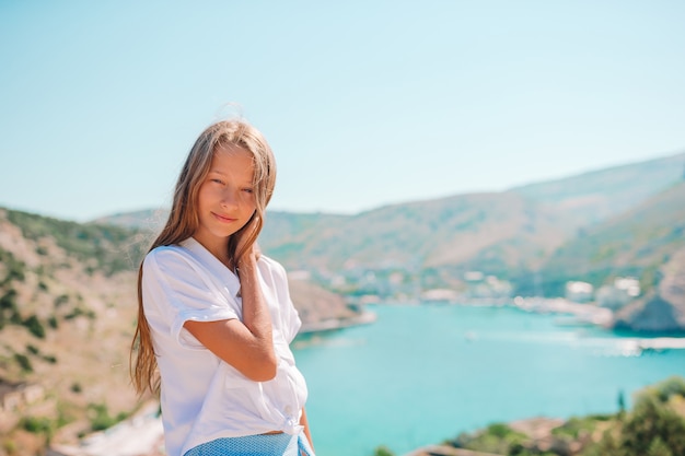 Petite fille au sommet d'une montagne