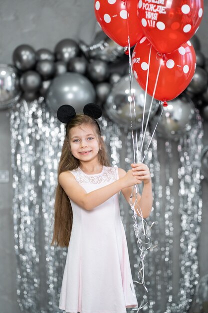 Petite Fille Aux Ballons Rouges Fête Son Anniversaire