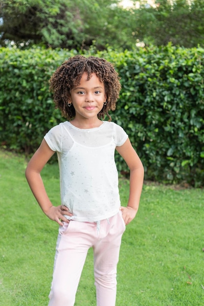 Petite fille aux cheveux afro en plein air