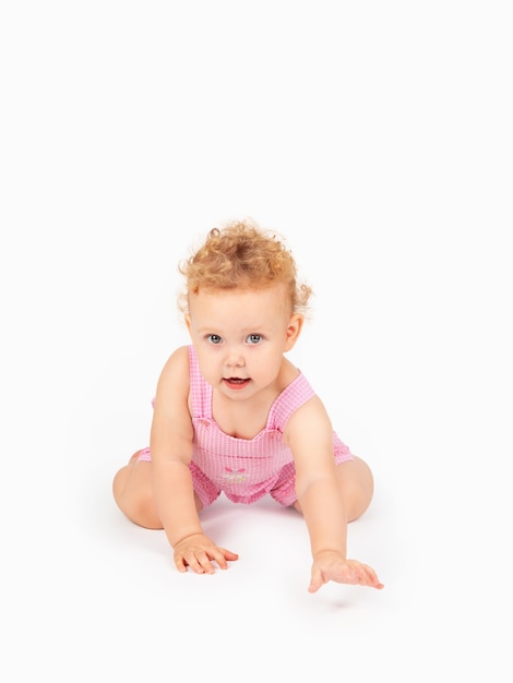 petite fille aux cheveux bouclés sur fond clair