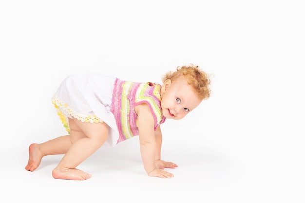 petite fille aux cheveux bouclés sur fond clair