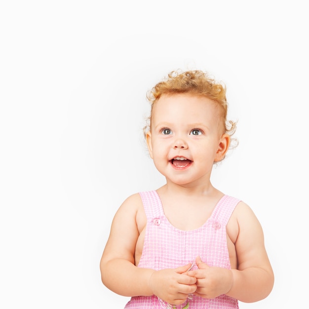 petite fille aux cheveux bouclés sur fond clair