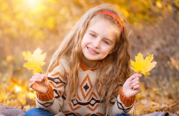 Petite fille aux feuilles jaunes