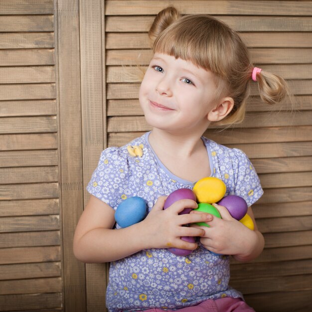 Petite fille aux oeufs colorés