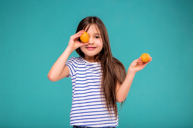 petite fille aux oeufs de Pâques