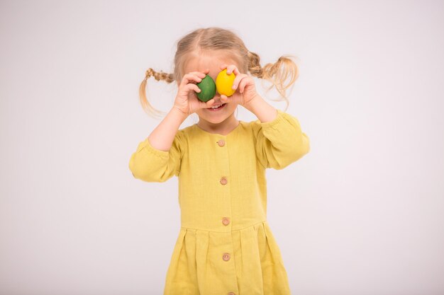 petite fille aux oeufs de Pâques