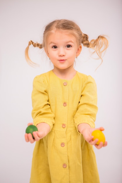 petite fille aux oeufs de Pâques