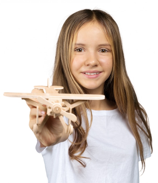 Petite fille avec un avion dans sa main