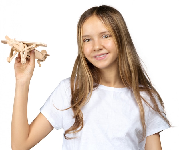 Petite fille avec un avion dans sa main