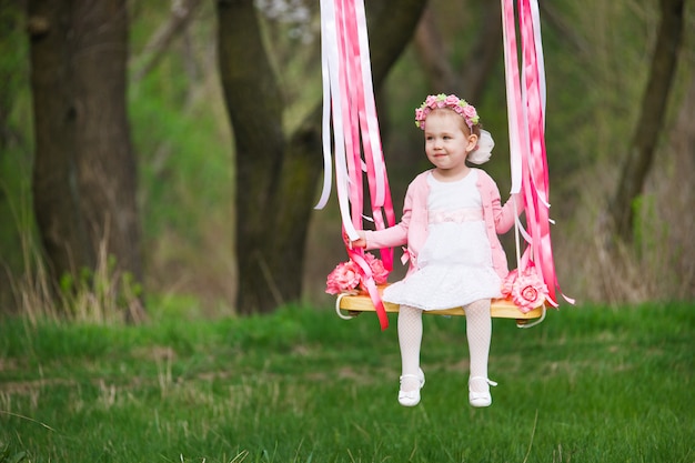 Petite fille sur la balançoire, petite fille au parc, jolie petite fille, petite fille