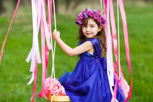 Petite fille sur la balançoire, petite fille au parc