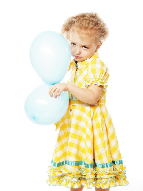 Petite fille avec des ballons bleus